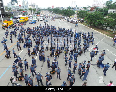 Quezon City, Philippines. 28 juillet, 2014. Sur la cinquième année du président Benigno "Noynoy" Aquino sur l'état de la Nation (SONA), des milliers de mécontents des groupes militants sur sa performance en tant que président ont marché vers Batasang Pambansa (Chambre du Congrès) dans la ville de Quezon avec leurs pancartes - tenue d'Aquino responsables de pillage des P144 milliards de dollars du Programme d'accélération des versements (DAP) - fonds et effigie de Aquino comme 'king' de l'assiette au beurre. 10 000 policiers ont été éliminés de la ville afin d'assurer l'ordre. Sherbien Dacalanio : Crédit / Alamy Live News Banque D'Images