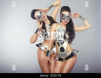 La mode. Les gens dans les Costumes Cyber cosmique Gesturing Banque D'Images