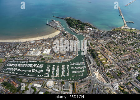 Une large vue aérienne de Weymouth montrant la ville, port de plaisance, fort de Nothe et brise-lames du port dans le Dorset, UK. Banque D'Images