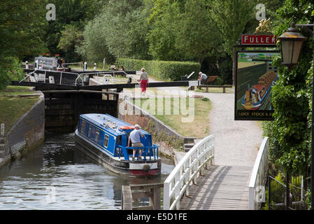 15-04 approchant Newbury serrure sur le Kennet & Avon Canal Newbury Berkshire UK Banque D'Images