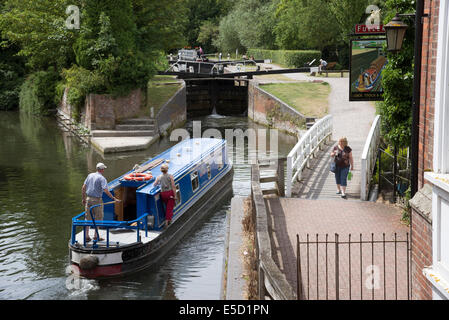 15-04 approchant Newbury serrure sur le Kennet & Avon Canal Newbury Berkshire UK Banque D'Images