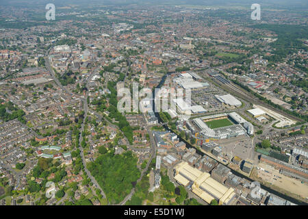 Une vue aérienne à la recherche vers le centre-ville de Norwich à partir du sud, avec les Carrow Road, accueil de Norwich City FC visible. Banque D'Images