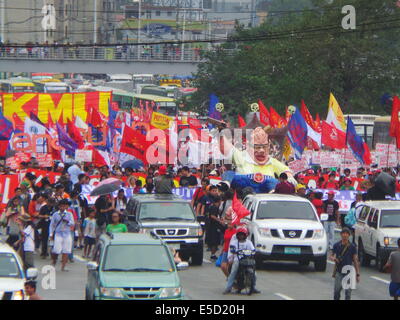 Quezon City, Philippines. 28 juillet, 2014. Sur la cinquième année du président Benigno "Noynoy" Aquino sur l'état de la Nation (SONA), des milliers de mécontents des groupes militants sur sa performance en tant que président ont marché vers Batasang Pambansa (Chambre du Congrès) dans la ville de Quezon avec leurs pancartes - tenue d'Aquino responsables de pillage des P144 milliards de dollars du Programme d'accélération des versements (DAP) - fonds et effigie de Aquino comme 'king' de l'assiette au beurre. 10 000 policiers ont été éliminés de la ville afin d'assurer l'ordre. Sherbien Dacalanio : Crédit / Alamy Live News Banque D'Images