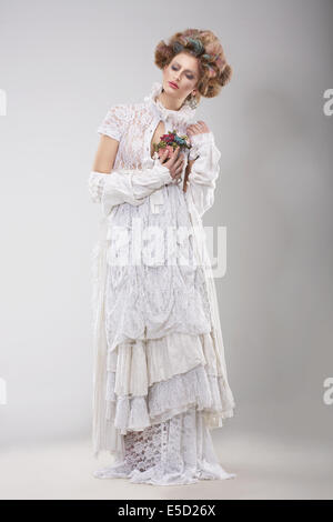 Parures. Glamorous dame en robe de dentelle élégante Banque D'Images