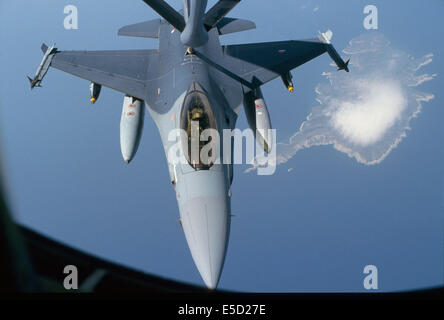 Ravitaillement en vol d'un chasseur F 16 Banque D'Images