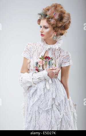 Fashion model dans Flossy robe blanche et couronne de fleurs