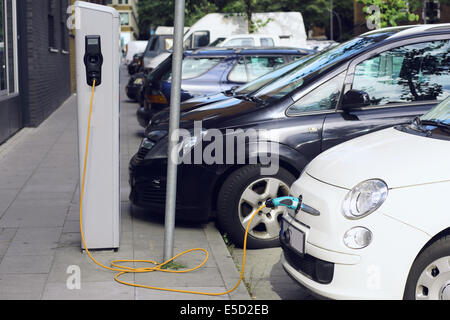 Recharge. La voiture électrique en Libre de charge. Un transport respectueux de l'environnement Banque D'Images