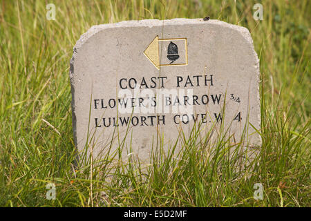 Coast Path, marqueur de route en pierre à Worbarrow Bay, île de Purbeck, Dorset, Royaume-Uni, en juillet Banque D'Images