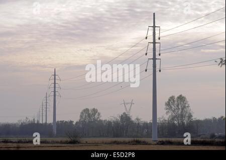 L'Italie, la reconstruction d'une ligne à haute tension à faible impact environnemental et paysager des pylônes électriques Banque D'Images