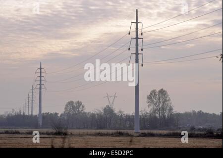 L'Italie, la reconstruction d'une ligne à haute tension à faible impact environnemental et paysager des pylônes électriques Banque D'Images