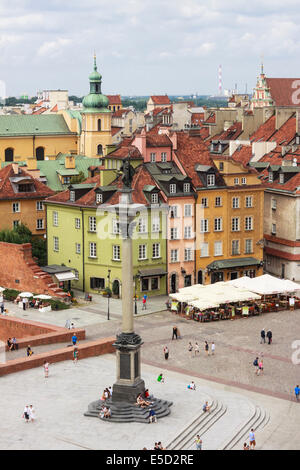 Vue sur la vieille ville et le Château Royal Square de l'église Sainte-Anne tower. Varsovie, Pologne Banque D'Images
