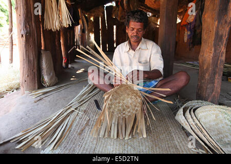 L'homme Tribal faire des paniers avec les bandes du bambou. Pahadi Korba tribu, Chatibahar Chattisgadh, Village, Inde Banque D'Images