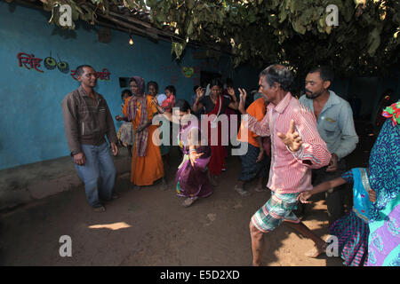 Les gens danser dans une cérémonie de mariage. Tribu Baiga, Chattisgadh, Inde Banque D'Images