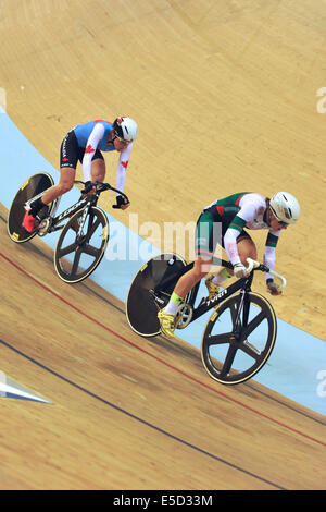 Glasgow, Ecosse, Royaume-Uni. 27 juillet, 2014. Lydia Helene Boyland (NIR) racing avec Laura Brown (CAN) au cours de la féministe 25km Course aux points dans le Vélodrome Sir Chris Hoy, XX, des Jeux du Commonwealth de Glasgow. Crédit : Michael Preston/Alamy Live News Banque D'Images