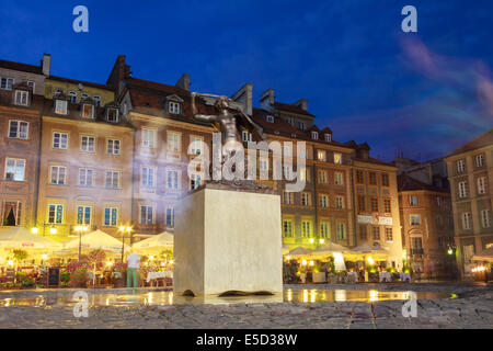 Monument à Marmaid la place du marché de la vieille ville de nuit. Varsovie, Pologne Banque D'Images