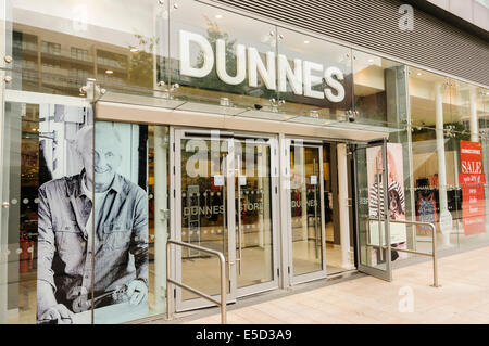 Entrée principale à un Dunnes Stores, Irlande Banque D'Images