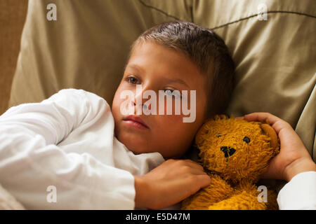 Sentiment de l'enfant malade au lit Banque D'Images