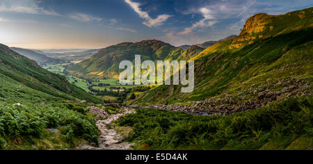 Tôt le matin dans la The Langdales à à partir du chemin jusqu'à Pavey Ark dans la vallée Banque D'Images