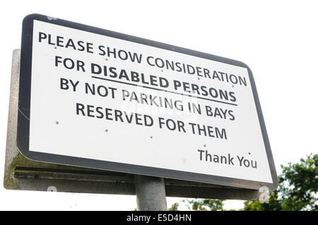Pilotes demandant des signes pour montrer l'examen pour les personnes handicapées par pas dans les baies de stationnement qui leur sont réservés Banque D'Images