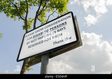 Pilotes demandant des signes pour montrer l'examen pour les personnes handicapées par pas dans les baies de stationnement qui leur sont réservés Banque D'Images