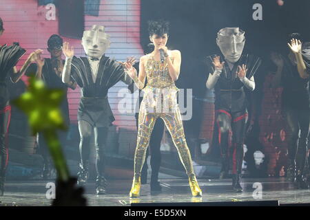 Singer Stefanie Sun effectue sur la scène durant la tournée mondiale 2014 de Kepler à Hong Kong, Chine Le dimanche juillet 27,2014. Banque D'Images