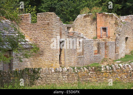 Ruines de bâtiments abandonnés à Tyneham Village, Dorset UK en juillet - perdu village abandonné abandonné abandonné Banque D'Images