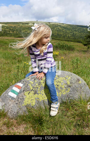 Enfant fille blonde'explorer les monts des Géants, Krkonose, République Tchèque Banque D'Images