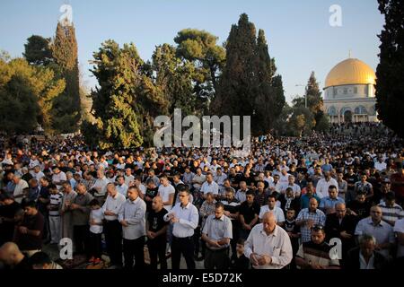 Jérusalem, vieille ville de Jérusalem. 28 juillet, 2014. Les musulmans palestiniens effectuer le matin l'Eid al-Fitr prière devant le Dôme de roche à la mosquée al-Aqsa, dans la vieille ville de Jérusalem, le 28 juillet 2014. Credit : Muammar Awad/Xinhua/Alamy Live News Banque D'Images