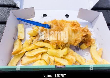 Poisson et frites à emporter dans une boîte en carton sur une table en bois haut Banque D'Images