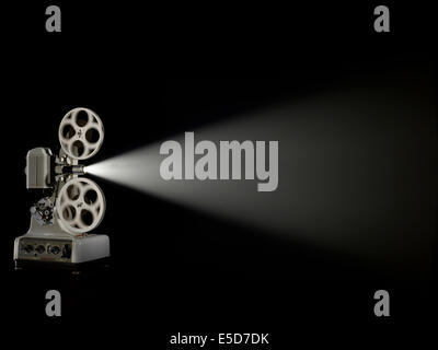 Un angle de tir de trois quart un style ancien projecteur de film tourné sur un fond sombre Banque D'Images