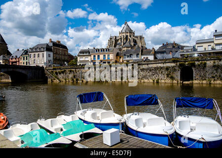 Les bateaux de plaisance amarrés sur la Mayenne, avec la cathédrale en arrière-plan en Mayenne, France Banque D'Images