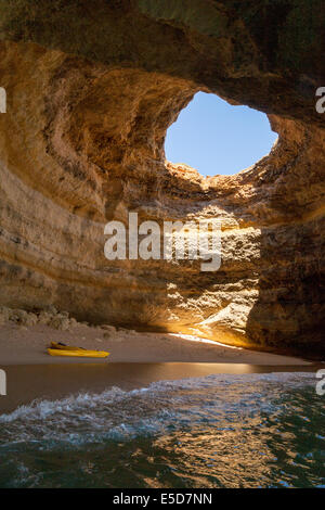 Une 'plage de la plus proche' accessible uniquement en bateau, à l'intérieur de la grotte de la mer de la cathédrale sur la côte de l'Algarve près de Benagil, Portugal, Europe Banque D'Images