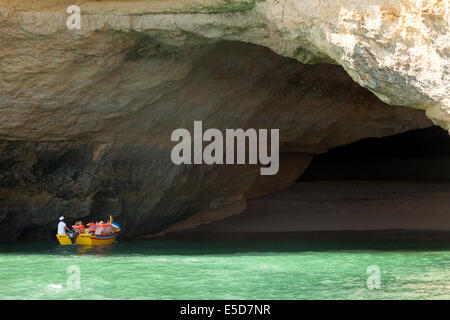 Les gens en vacances visiter les grottes marines sur une excursion en bateau, la côte de l'Algarve près de Benagil, Portugal, Europe Banque D'Images