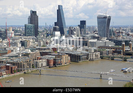 Vue de haut niveau de la ville de Londres. Montre 42 Tour (à gauche) La "râpe à fromage' (centre) et 'talkies-talk (droite) Banque D'Images