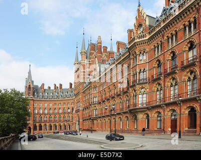 L'élévation principale de London St Pancras Renaissance Hotel et St Pancras Chambers appartements face à la gare St Pancras. Banque D'Images