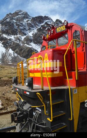 Un train de fret à la Gallera station sur la ligne centrale du chemin près de Huancayo, au Pérou. Banque D'Images