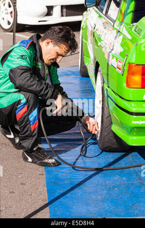 Une journée rallye crecer Guia, pit, vérification de la pression des pneus pour le rallye. Playa San Juan, Tenerife, Canaries, Espagne. Banque D'Images