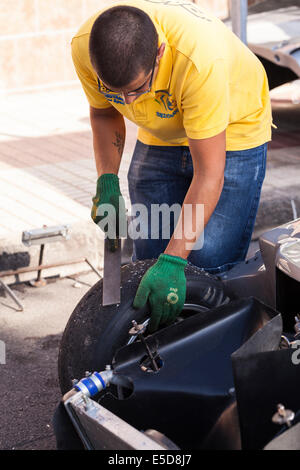 Une journée rallye crecer Guia, pit, pierres de nettoyage les pneus tendres. Playa San Juan, Tenerife, Canaries, Espagne. Banque D'Images