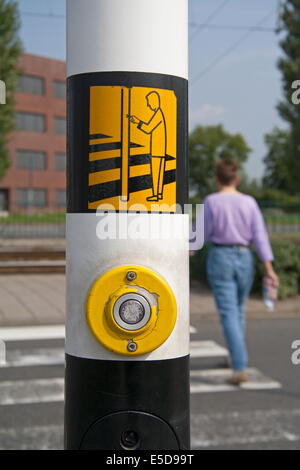 DenHaag, Pays-Bas : 21 août 2011 - femme crossing passage clouté à DenHaag, Pays-Bas Banque D'Images