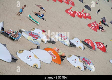 DenHaag, Pays-Bas : 21 août, 2011 - Les visiteurs plage tentes Banque D'Images