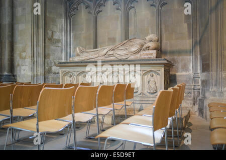 Tombe de William Grant Broughton, premier évêque de l'Australie, dans le collatéral sud de la Cathédrale de Canterbury, Angleterre, RU Banque D'Images