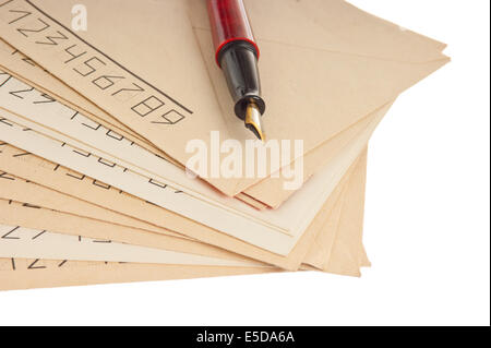 Pile d'enveloppes de courrier et d'un stylo isolé sur fond blanc Banque D'Images