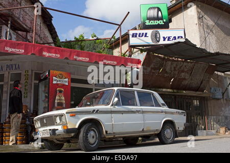 La Bulgarie, Kresna : Avril 28, 2014 - dans la rue vieille Trabant Kresna Banque D'Images