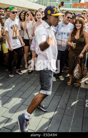 Danse de rue urbaine à Southbank block party, London, UK Banque D'Images