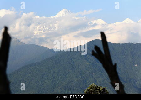 Le MS 7939.haute montagne Annapurna II vu de Dhampus village sur l'Annapurnas trekking route à travers les contreforts de Banque D'Images