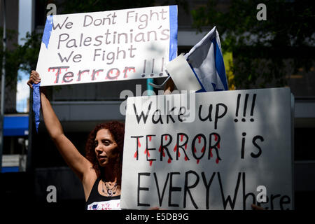 New York, USA. 28 juillet, 2014. Une femme tient une pancarte lors d'un rassemblement pro-israélien près du siège des Nations Unies à New York, le 28 juillet 2014. Credit : Niu Xiaolei/Xinhua/Alamy Live News Banque D'Images