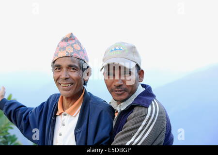 DHAMPUS, NÉPAL - 8 octobre : deux amis de l'Himalaya népalais paysage de montagne aux touristes comme c'est vu de Dhampus Banque D'Images