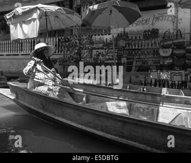 Les gens vendent de la nourriture thaï et de souvenirs au célèbre marché flottant de Damnoen Saduak en Thaïlande Banque D'Images