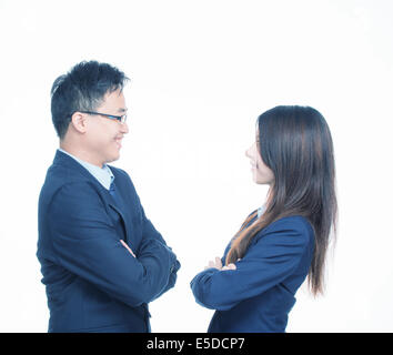 Heureux les entrepreneurs asiatiques. Jeune homme et femme d'accord dans les affaires de l'entreprise. Banque D'Images