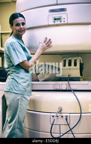 Mâle en 40s en irm à ouvrir le scanner avec de jeunes female doctor smiling. Banque D'Images